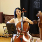 Diana Wuli, estudiante australiana de violonchelo, ayer en una clase de la Acadèmia de Solsona.