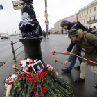Flores por la muerte del bloguero prorruso en San Petersburgo.