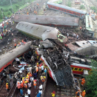 Imatge dels equips de rescat a la zona de l’accident ferroviari a l’Índia.