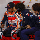 Marc Márquez, al seu box, conversant amb Santi Hernández.