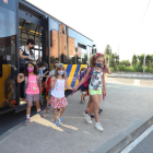 Los niños llegaron ayer a primera hora al colegio en la línea 8 del bus urbano.