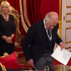 VÍDEO. Aquest gest despectiu de Carles III amb un dels seus súbdits enfada a les xarxes