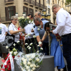 La familia del niño australiano que murió en los atentados del 17-A y otros familiares depositan los claveles blancos en recuerdo de las víctimas, en la conmemoración de los cinco años, en el memorial