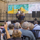 Les guitarres i el contrabaix d’Oscar Wolf & his Moon Serenaders van sonar a la plaça Paeria de Lleida.