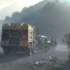 Una dotación terrestre de los bomberos intenta apagar el fuego.