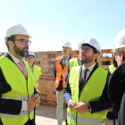 Aragonès ayer durante una visita a un promoción de viviendas de alquiler social en Rubí. 