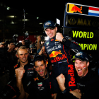 Max Verstappen celebra el título de campeón en Suzuka.