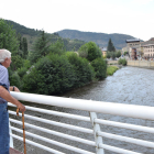 Un hombre contempla el tramo de Segre en Martinet que se incluirá en la Red Natura.