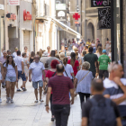 El Eix Comercial estuvo concurrido ayer por la mañana, pero hubo más paseantes que compradores.