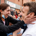 Una dona abraça Macron durant la seua visita ahir a un popular barri de Dijon, a l’est de França.