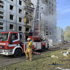 Estat en què va quedar un dels edificis de Zaporíjia bombardejats.