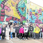 Foto de família dels 120 alumnes de l’institut Manuel Blancafort de la Garriga que van visitar dimecres Torrefarrera per admirar els murals de l’Street Art Festival.