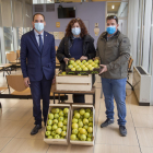 Crespín i membres de Jarc amb les pomes que han entregat.