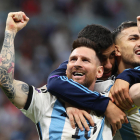 Messi és abraçat pels seus companys, celebrant la classificació per a les semifinals.