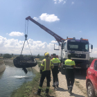 Un camión grúa sacó el vehículo del canal.