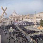 Unes 50.000 persones van assistir al funeral per acomiadar Benet XVI a la plaça Sant Pere del Vaticà.