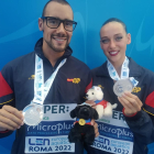 Pau Ribes y Emma Garcia posan con sus medallas de plata.