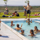 Banyistes de totes les edats aquesta setmana a les piscines de Benavent de Segrià, les últimes estrenades aquest estiu a Lleida.