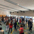 Una classe de zumba a l'IES Ronda de Lleida amb motiu del Dia Mundial de la Salut Mental.
