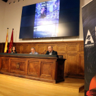 La presidenta de FGC, Marta Subirà, amb el director del Parc Astronòmic del Montsec, Salvador Ribas, i el director de l'Institut d'Estudis Ilerdencs, Juanjo Ardanuy, en la presentació a l'IEI del 8è Festival d'Astronomia del Montsec.