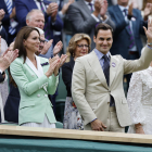 El extenista suizo Roger Federer es aclamado en la pista central durante la jornada de ayer.