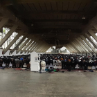 Centenares de musulmanes rezando ayer al mediodía en el Palau de Vidre. 