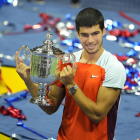 Carlos Alcaraz, con el trofeo conquistado en Nueva York, que le ha llevado al número uno mundial.