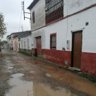 La calle Salou, junto al cementerio, en La Bordeta, ayer por la mañana llena de charcos de lluvia. 