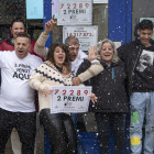 Amigos y vecinos se reunieron en la Administración número 1 de Alcarràs para celebrar que volvía a repartir la suerte.