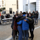 Compañeras de Pol Vidal le muestran su apoyo con un abrazo antes de entrar en los juzgados de Lleida