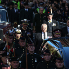 Cortejo fúnebre. Parte de la familia real británica acompañó el féretro de Isabel II de camino a St. Giles