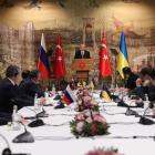 El presidente turco Erdogan (c) en el discurso de apertura de las negociaciones ruso-ucranianas que han empezado este martes en Estambul.