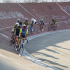 Ciclistas de la escuela del CC Terres de Lleida ayer durante un entrenamiento, mientras han comenzado las obras en los locales interiores.