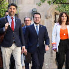 Puigneró, Aragonès y Vilagrà, que celebraron el aval a la ley, saliendo ayer del Consell Executiu.