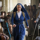 Betty Gilpin interpreta la germana Simone, protagonista del xou.