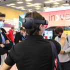 Un visitant interactúa del saló i congrés tecnològic Advanced Factoriesamb ulleres de realitat virtual a l'expositor d'Invelon a la sisena edició