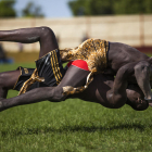 Dos participants dels comtats d’Imatong i Terekeka en la Competició Nacional de Lluita a l’estadi Juba.  