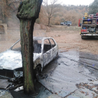 Un fuego calcina un turismo en un paraje de Alòs de Balaguer