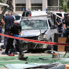 Oficiales de seguridad israelíes trabajan en el lugar del atropello intencionado en Tel Aviv.