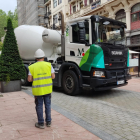 Un trabajador de la construcción ayuda a maniobrar a un compañero que conduce un camión.