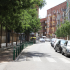 Una de las arterias principales del barrio. La Paeria destaca que el proyecto de pacificación de la calle Hostal de La Bordeta parte de los vecinos y se alinea con la voluntad municipal de crear espacios con menos coches.