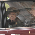 Isabel II exhibe su apoyo al príncipe Andrés en tributo al duque de Edimburgo
