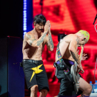 El vocalista Anthony Kiedis (esquerra) i el baix elèctric Flea durant un concert de la banda de rock Red Hot Chili Peppers, ea l'Estadi Olímpic de Barcelona.