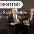 Manuel Vilas i Gemma Ventura posen amb els seus respectius premis durant la gala a Barcelona.