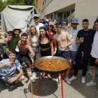 Alguns dels estudiants que van participar ahir en el concurs de paelles de l’Agrònom de Ferro.