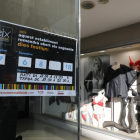Un establecimiento del Eix Comercial de Lleida tiene colgado un cartel informando de los festivos de apertura permitida en los que abrirá. 