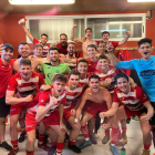 Los jugadores del Almacelles celebran el triunfo que les mantiene con opciones de ascenso.