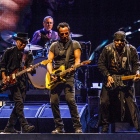 Bruce Springsteen entre els guitarristes Nils Lofgren i Steve van Zandt al Camp Nou. 14 de maig de 2016. (horitzontal)

Data de publicació: diumenge 15 de maig del 2016, 16:49