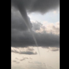El tornado que un usuario de Twitter ha grabado frente de la costa de Mont-roig (Tarragona).