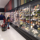 Clientes haciendo la compra en un supermercado.